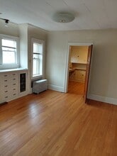 4552 W Wells St, Unit 6 in Milwaukee, WI - Foto de edificio - Building Photo