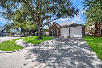 7207 Glenbank Way in Houston, TX - Foto de edificio - Building Photo