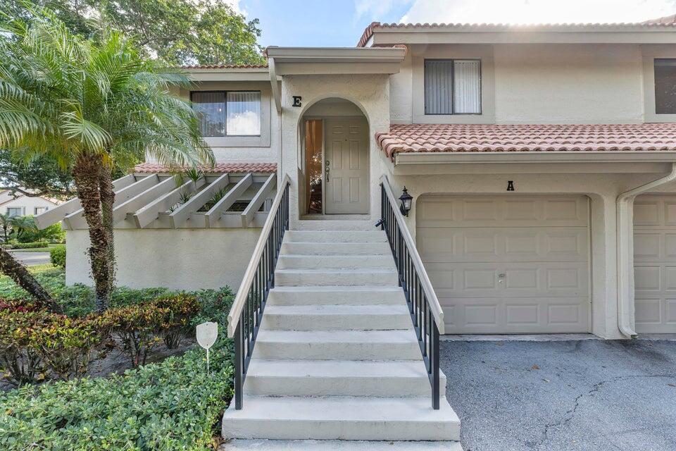 5720 Coach House Cir in Boca Raton, FL - Building Photo