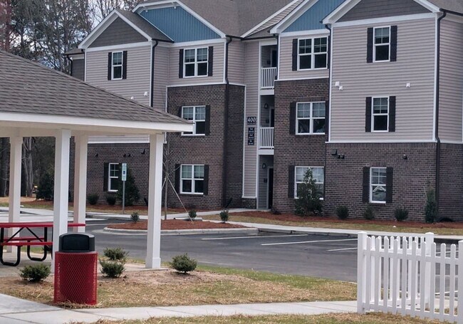 Holly Creek in Creedmoor, NC - Foto de edificio - Building Photo