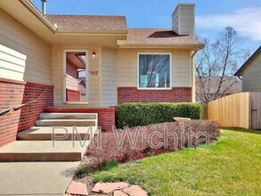 812 S Red Oaks Cir in Wichita, KS - Building Photo - Building Photo
