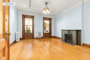 362 W 46th St in New York, NY - Building Photo