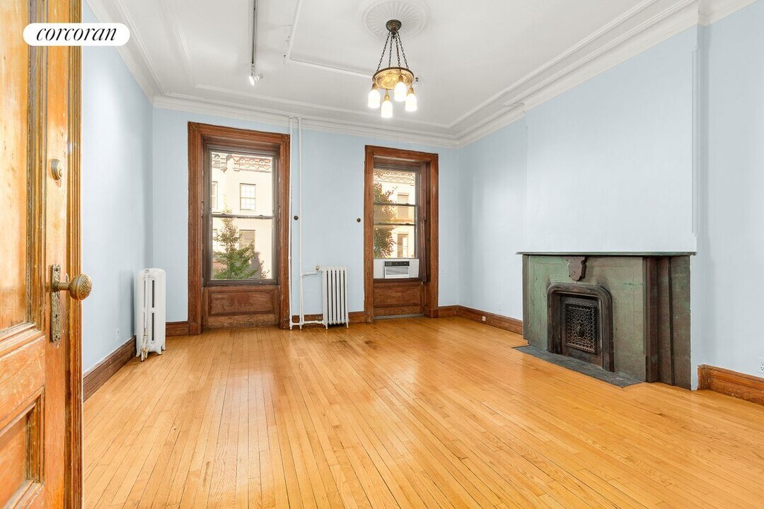 362 W 46th St in New York, NY - Building Photo