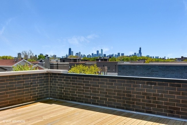 2744 N Southport Ave in Chicago, IL - Foto de edificio - Building Photo