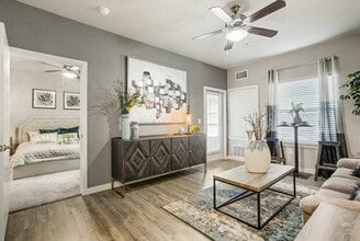 Urban Oaks at Conroe in Conroe, TX - Foto de edificio - Building Photo