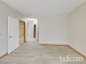 9049 Garland Ln N in Maple Grove, MN - Foto de edificio - Building Photo