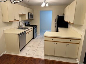 100 Riverview Ct in Secaucus, NJ - Building Photo - Building Photo