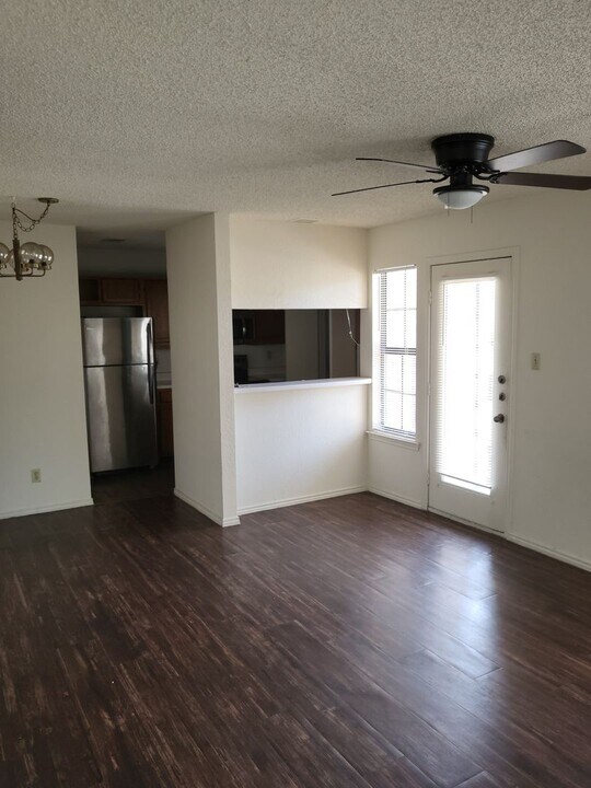 1741 Crest Grove Dr in Arlington, TX - Foto de edificio