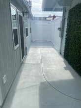 8141 Garden Grove Ave in Los Angeles, CA - Foto de edificio - Building Photo