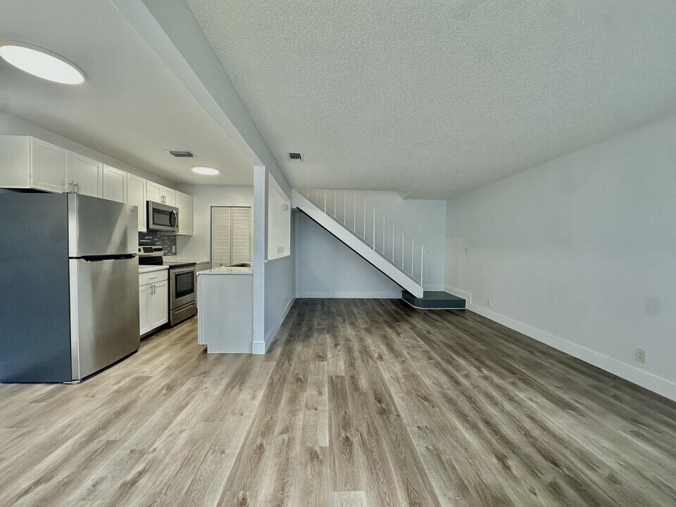 801 Tiffany Dr S in West Palm Beach, FL - Building Photo