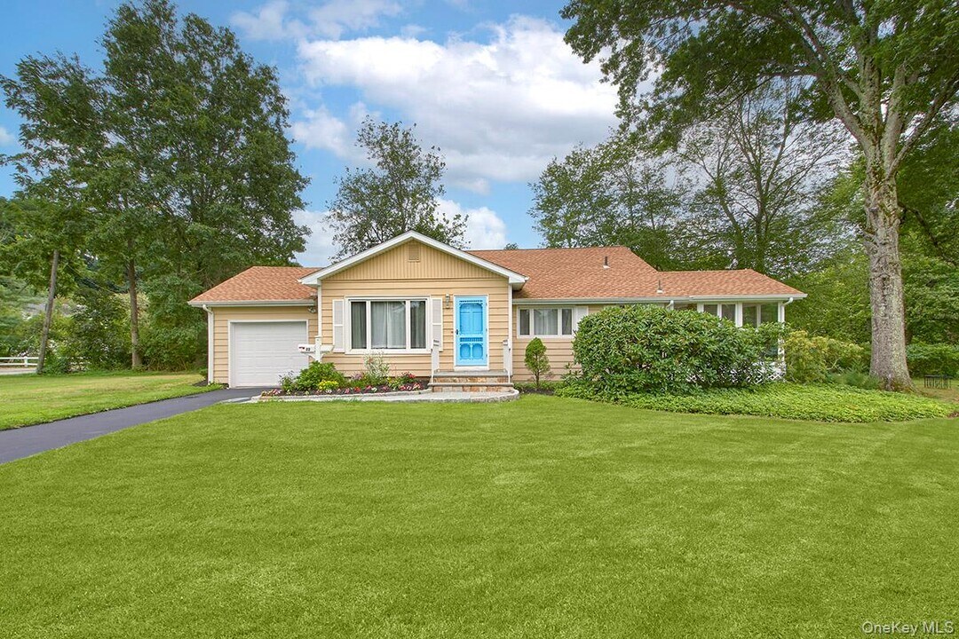 22 Daly Cross Rd in Mt Kisco, NY - Building Photo