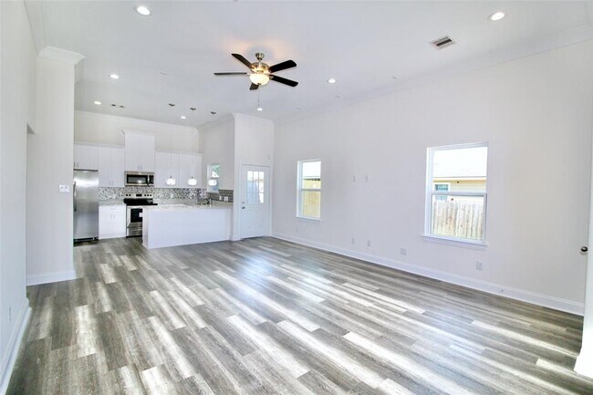 3419 Redbud St photo'