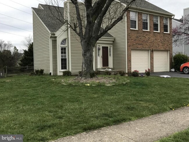 13711 Springhaven Dr in Chantilly, VA - Foto de edificio - Building Photo