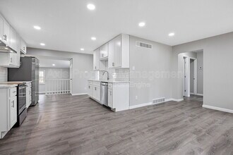 537 Lynn Haven Ln in Hazelwood, MO - Building Photo - Building Photo