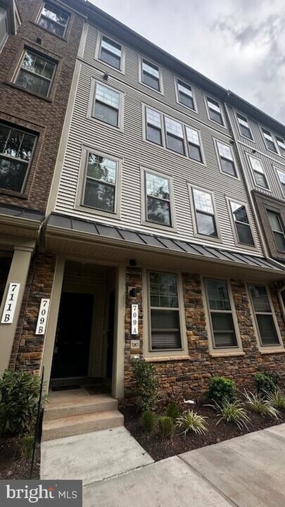 709 Thomas Ln in Manassas Park, VA - Building Photo