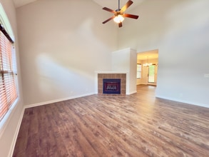 638 Hidden Valley Dr in Clarksville, TN - Building Photo - Building Photo