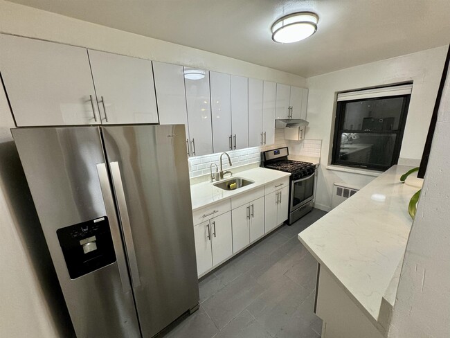 2329 Hudson Terrace in Fort Lee, NJ - Building Photo - Building Photo