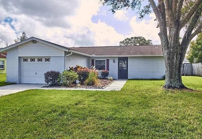 4933 Hi Vista Cir in Tampa, FL - Building Photo