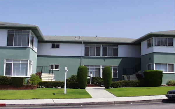 3921 Santo Tomas Dr in Los Angeles, CA - Foto de edificio