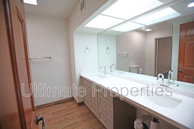 2201 W Union Hills Dr in Phoenix, AZ - Building Photo - Building Photo