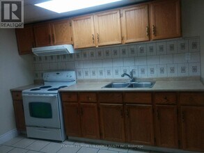 3429 Queenston Dr in Mississauga, ON - Building Photo - Building Photo