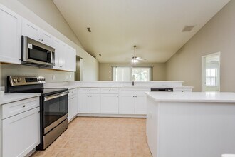 2202 Lake Pointe Cir in Leesburg, FL - Building Photo - Building Photo