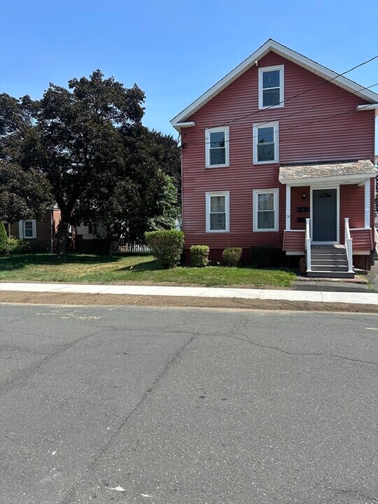 38 Cross St in Westfield, MA - Building Photo