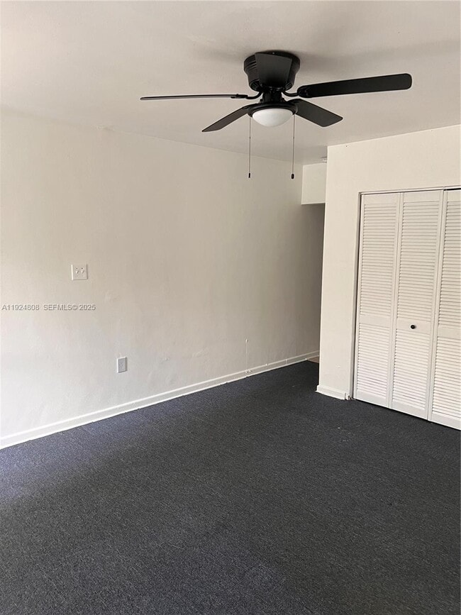 1940 NE 167th St in North Miami Beach, FL - Foto de edificio - Building Photo