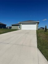 7003 Burma Cir in La Belle, FL - Building Photo