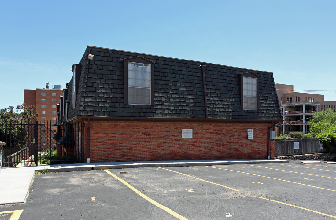 Plaza 100 Apartments in Kansas City, MO - Building Photo