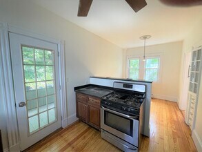 83 Dexter St, Unit 1 in Malden, MA - Foto de edificio - Building Photo