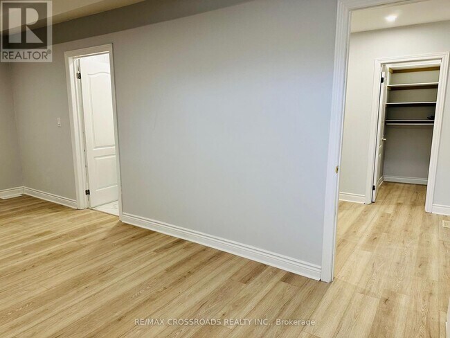 1405 Woodbine Ave in Toronto, ON - Building Photo - Building Photo
