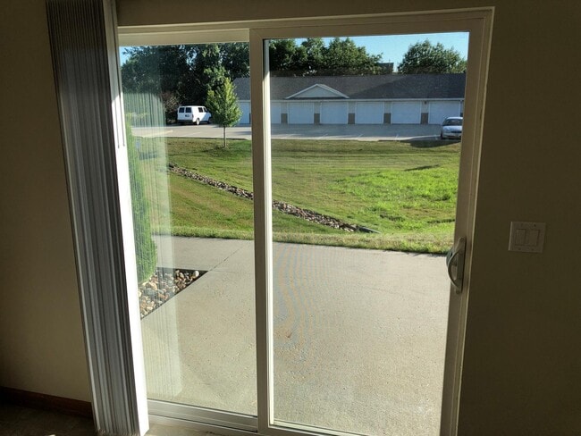 1714 W Jester Park Dr in Polk City, IA - Foto de edificio - Building Photo