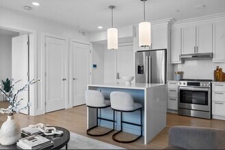 301 Border St, Unit PH09 in Boston, MA - Foto de edificio - Building Photo