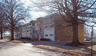 The Oaks Apartments in Lawrence, KS - Building Photo - Building Photo