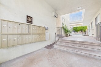 Oasis Apartments in Burbank, CA - Building Photo - Building Photo