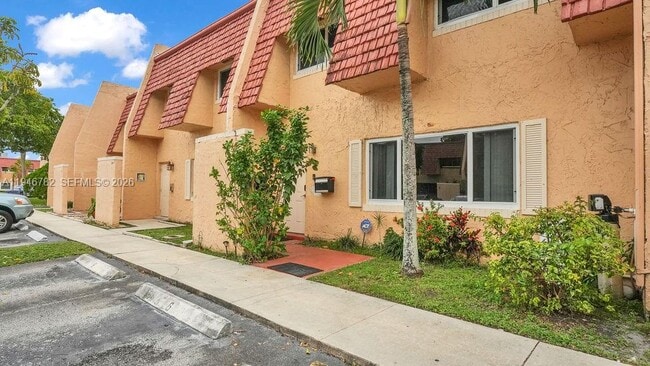 6 Spinning Wheel Ln in Tamarac, FL - Building Photo - Building Photo