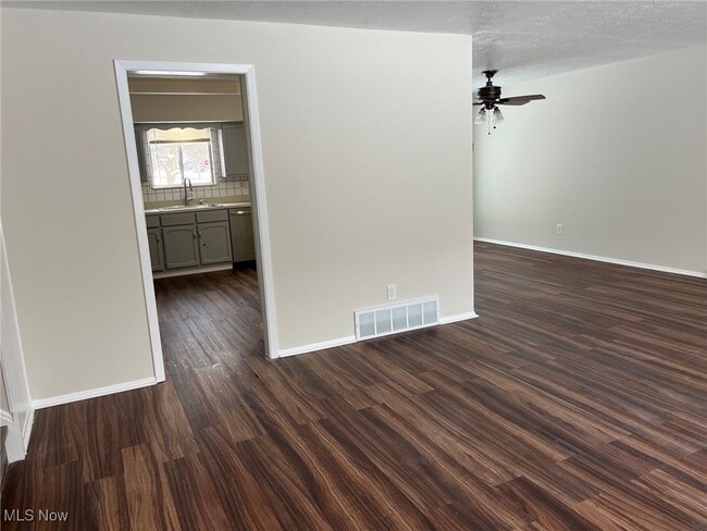 8671 Ashwood Dr in Strongsville, OH - Building Photo - Building Photo