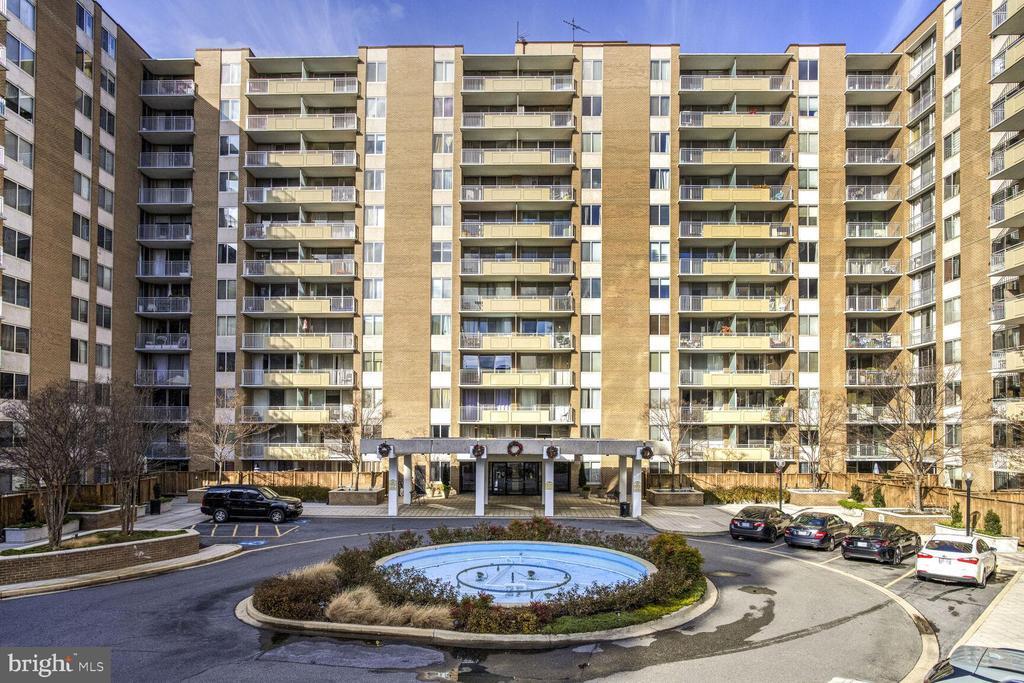 3001 Veazey Terrace NW in Washington, DC - Foto de edificio