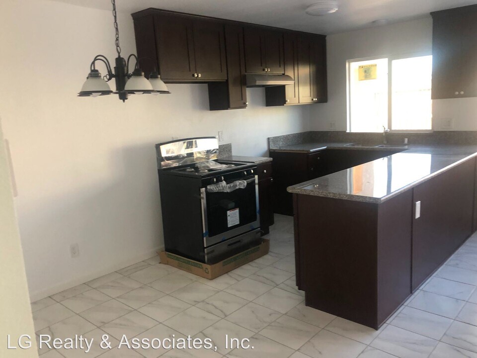 38521 10th Pl E-Unit -Unit #1 in Palmdale, CA - Building Photo