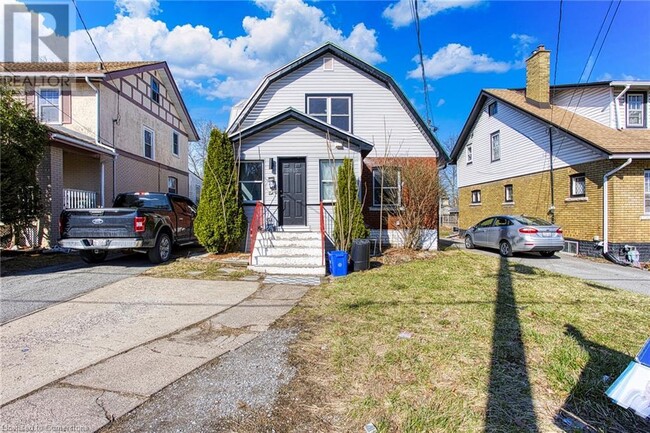5815 Dorchester Rd in Niagara Falls, ON - Building Photo - Building Photo