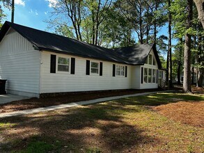 1522 Robin Hood Rd in Greenville, NC - Building Photo - Building Photo