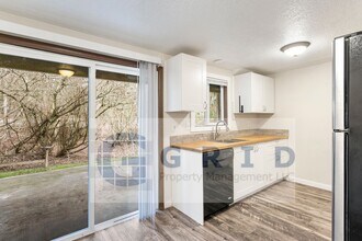 3213 SW Marigold St in Portland, OR - Building Photo - Building Photo