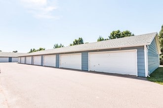 Bentwood Manor Apartments in Sioux Falls, SD - Building Photo - Building Photo