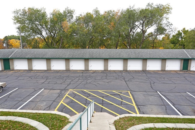 Kenwood Manor Apartments in Sioux Falls, SD - Building Photo - Building Photo