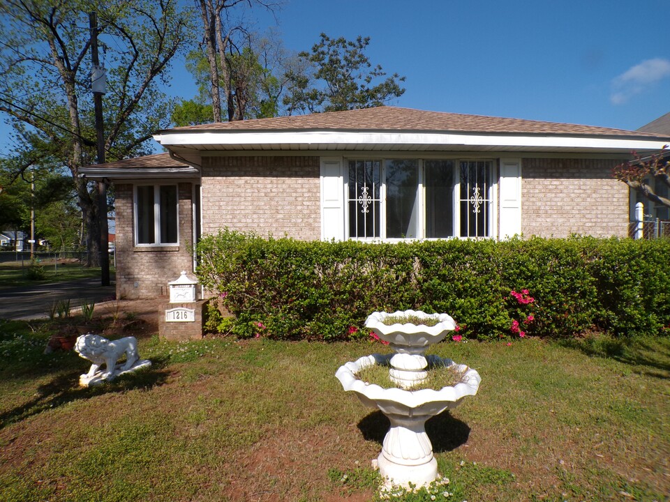 1216 17th St SW in Birmingham, AL - Building Photo