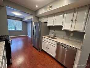 219 Sierra Ct in Woodbridge Township, NJ - Foto de edificio - Building Photo