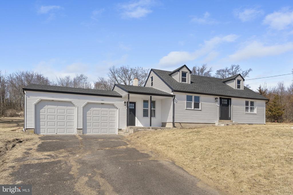 2322 E Rock Rd in Perkasie, PA - Building Photo