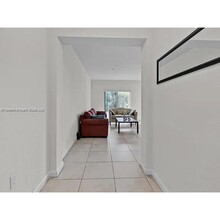 10620 NW 88th St in Doral, FL - Foto de edificio - Building Photo