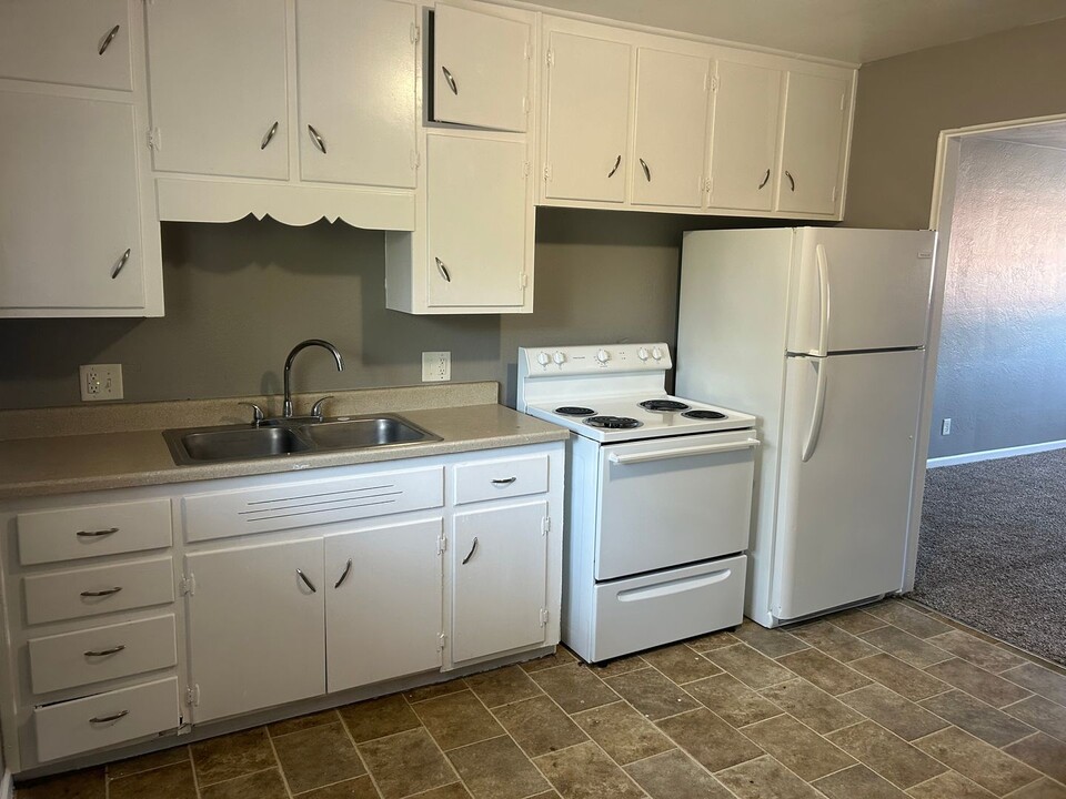 1010 Forest Ct-Unit -B01 1010 15 in Kansas City, KS - Building Photo